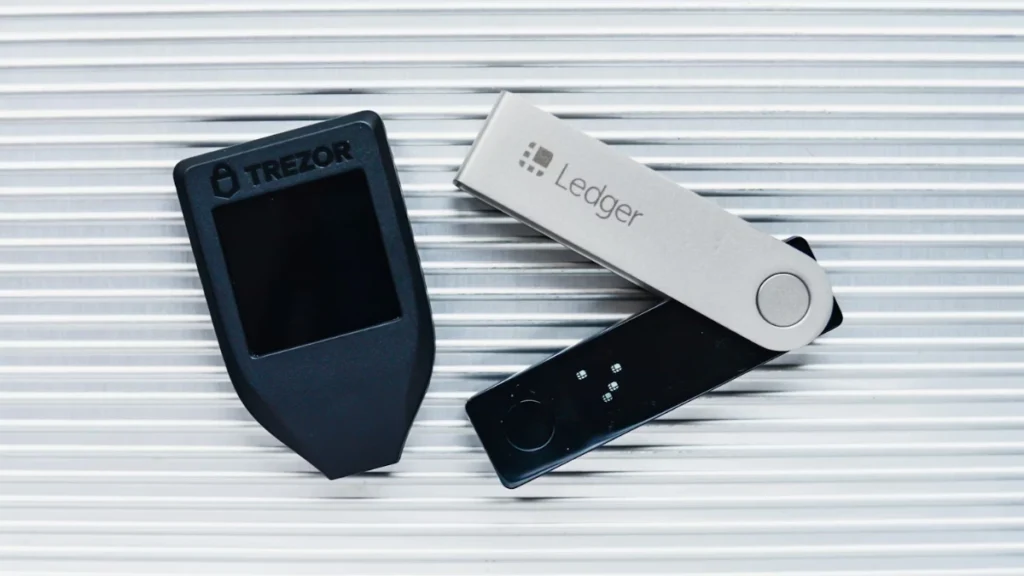 Апаратні крипто гаманці Trezor та Ledger