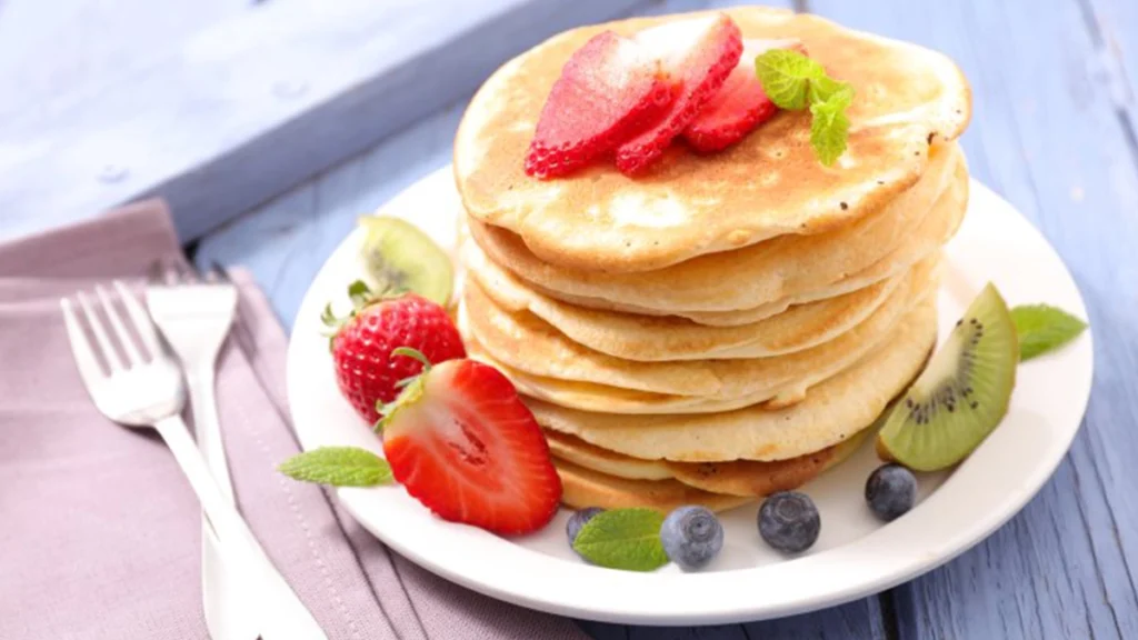 What to cook for breakfast: banana pancakes with berries