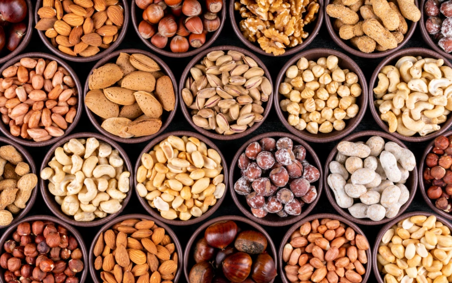 Мигдаль, кеш’ю, фісташки, фундук і волоські горіхи – це продукти, багаті на магній